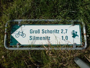 Heruntergefallener Wegweiser des Ostsee-Radwegs auf der Insel Rügen