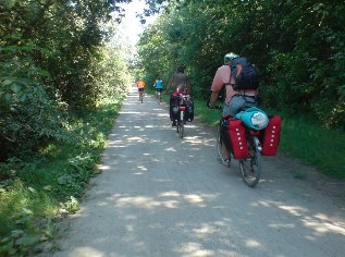 Fahrradtouristen auf dem Ostsee-Radweg unterwegs von Kühlungsborn nach Heiligendamm