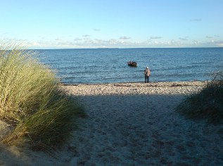 Blick auf die Ostsee am Strand von Lobbe - Ostsee-Radweg auf der Insel Rügen