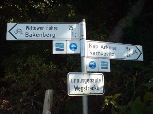 Radhinweis auf die 'unausgebaute Wegstrecke' zwischen Nonnevitz und Varnkevitz auf Rügen