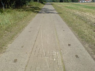 Betonspurplattenweg auf Rügen