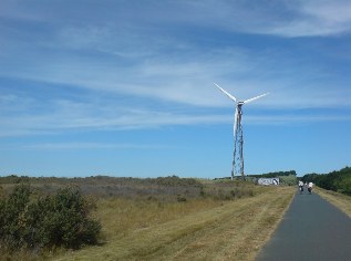Windenergieranlage am Ostsee-Radweg in Wustrow