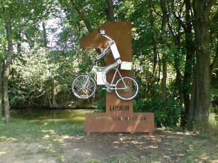 Unterwegs auf dem Radweg Liebliches Taubertal: Radler-Denkmal in Lauda